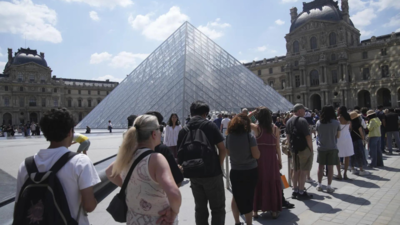 Overwhelmed and understaffed Louvre shuts its doors to tourists 121898816